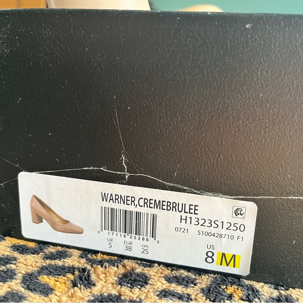 Ladies close shoes with heels . Best for dress and dress pants and even jean.